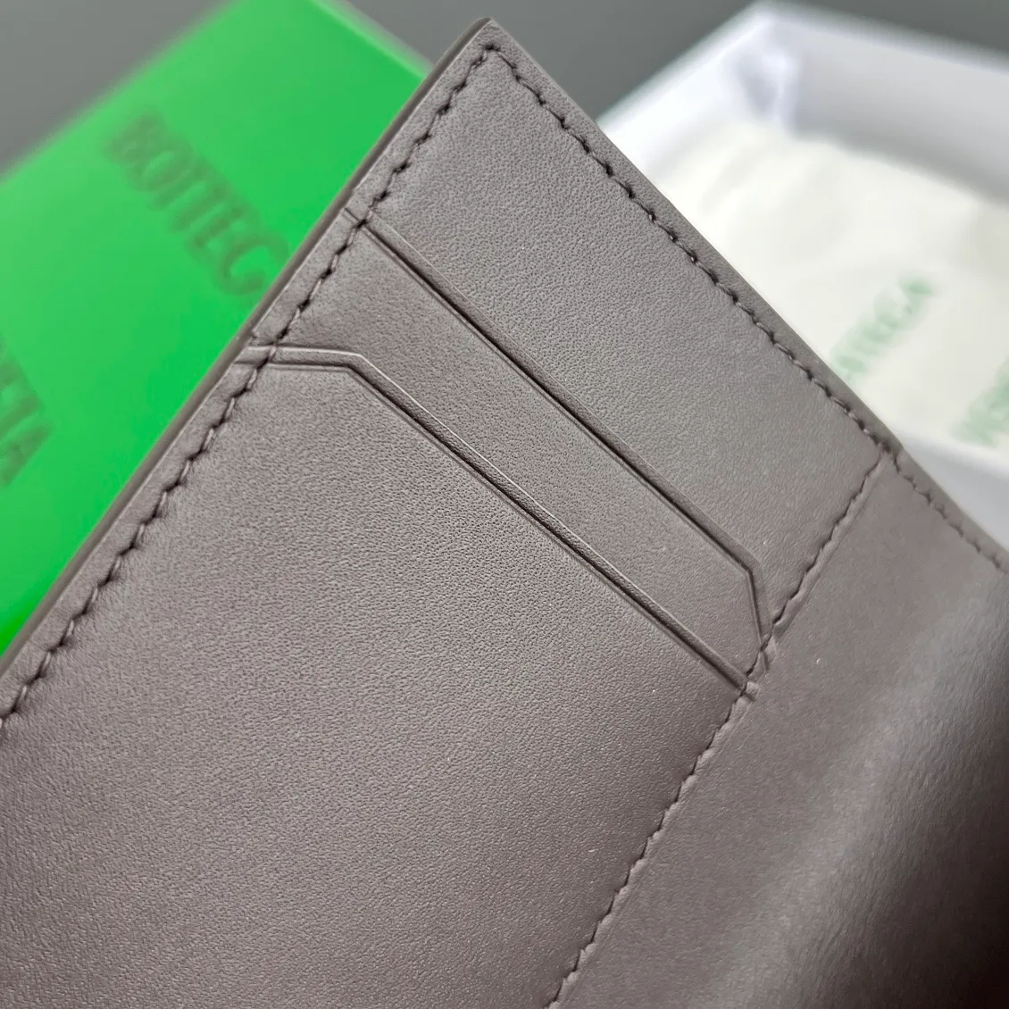 B’s new small woven passport holder [let me see]. 817398 The classic fine weave returns✅, made of cowhide, very soft to the touch and durable. In addition to your passport, you can also put your cards, ID and a small amount of cash. Small and exquisite, super suitable for travel. Weaving is the eternal classic of this brand, size: 13.3x9.5, P600